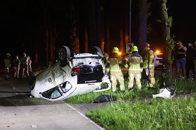 Auto belandt ondersteboven op de weg in Barneveld