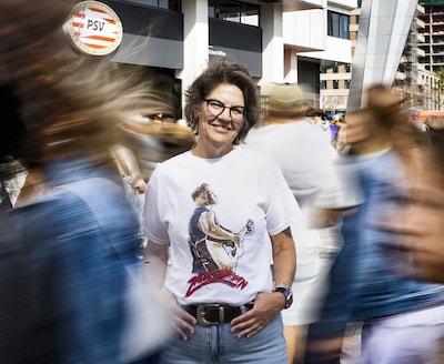 Inge (60) haatte haar hele leven bijna alle muziek: ‘Ik vluchtte uit winkels en stopte mijn vingers 