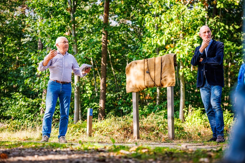 Theo Donkers vertelt over de nieuwe fietsroutes, die nog goed verborgen zijn op het te onthullen bord.