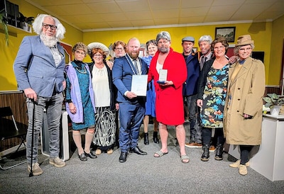 Toneelvereniging Mendo uit Noordscheschut onderscheiden met koninklijke erepenning