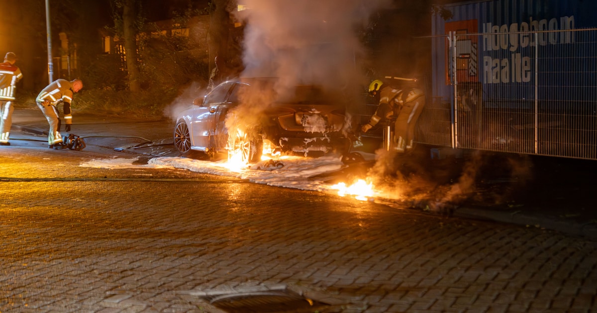 Explosie te horen bij autobrand in Deventer