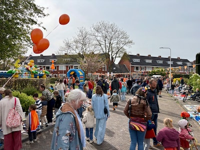 Zien! Van jonge verkopers tot muzikanten in spé: Zwollenaren genieten op Koningsdag van kleedjesmark