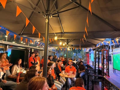 Geen geluidsoverlast, wel voetbalkijken op het terras: hier in Apeldoorn zet je een koptelefoon op
