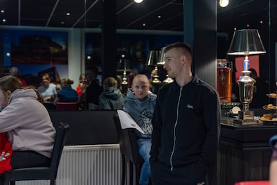 Kinderraad ontmoet FC Emmen-speler Torben Rhein tijdens rondleiding op De Oude Meerdijk