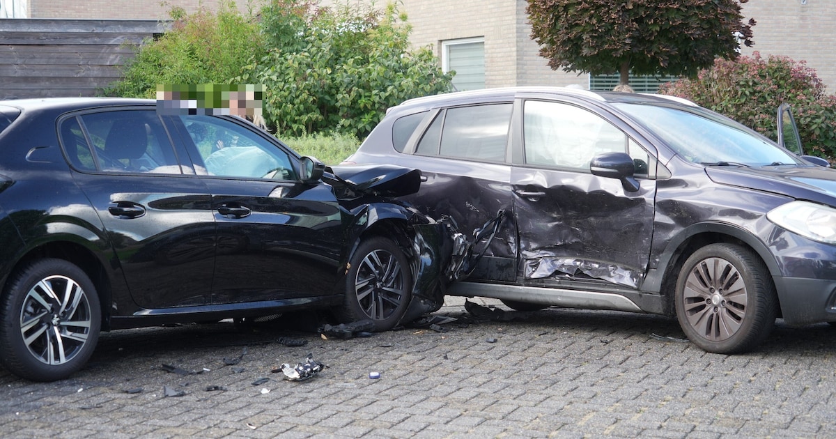 Twee auto’s botsen op kruising in Dedemsvaart
