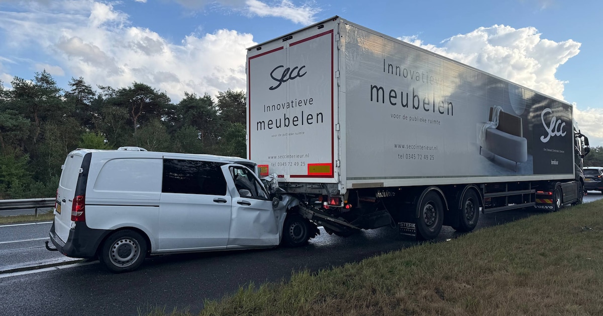 Bestelbus botst achterop vrachtwagen op A28 bij ’t Harde, bestuurder raakt gewond