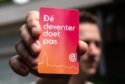 Vrijwilligers in Deventer gedupeerd: duizenden pasjes met aan tegoeden niets meer waard