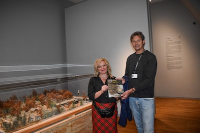 Maquette azc Klompjan laat Milena nog niet los: ‘Symbool van 40 jaar asielopvang’