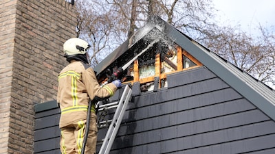 Dak van woning in Hoogeveen deels gesloopt na brand