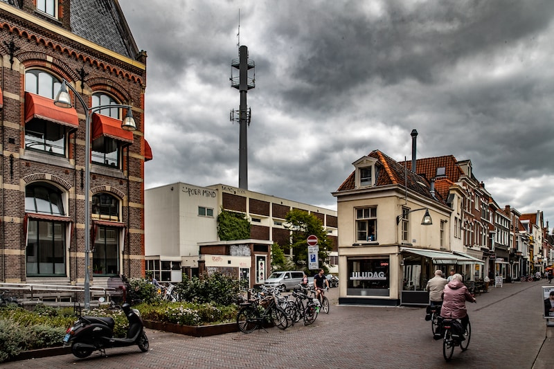 Buurtbewoners vinden dat het pand aan de Leusensteeg, naast het oude postkantoor, uit de toon valt.
