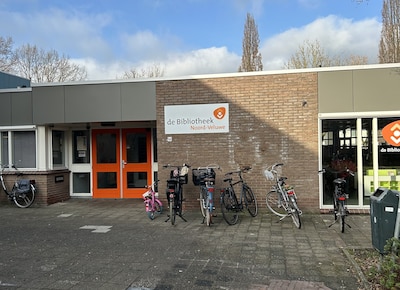 Ov-ambassadeurs schuiven in Elburgse bieb aan voor uitleg over voordelig reizen