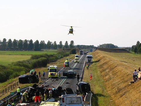 Enorme ravage bij ernstig ongeval met camper op N50 bij Kampen, zondag 9 augustus.