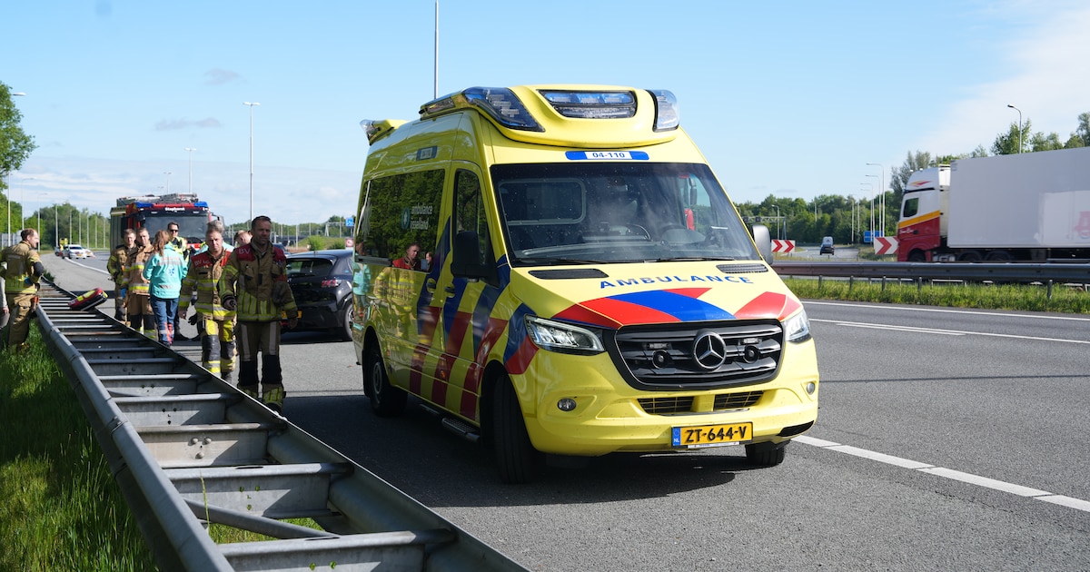 Auto en vrachtwagen in botsing op de A28 bij Staphorst