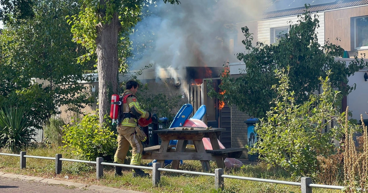 Uitslaande brand in schuur in Lelystad