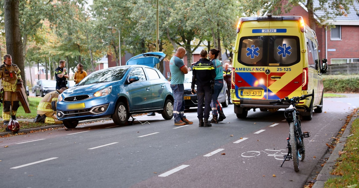 Jonge fietser aangereden in Emmeloord, kind zit kort bekneld onder auto.