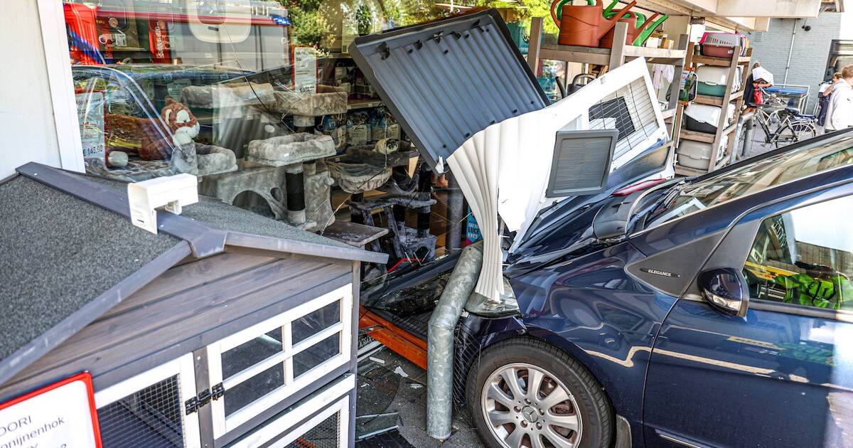 Automobilist knalt tegen paal na vergissing met gaspedaal in Klazienaveen