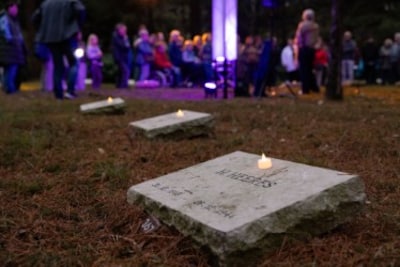 Voor het eerst duizenden lichtjes op oorlogsgraven Loenen: ‘Zonde als we het niet zouden doen’