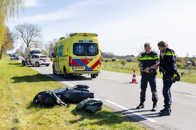 Scooterrijder glijdt over de weg in Ommen en raakt gewond