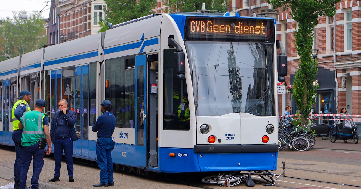 Fietser komt onder tram terecht in Amsterdam