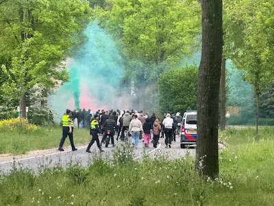 Zeker 200 demonstranten bij beoogde asielopvang in Apeldoorn: vuurwerk en belangrijke weg afgesloten