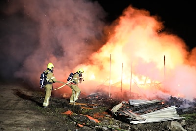 Twee chalets volledig verwoest door brand op ‘probleemcamping’ in Loenen
