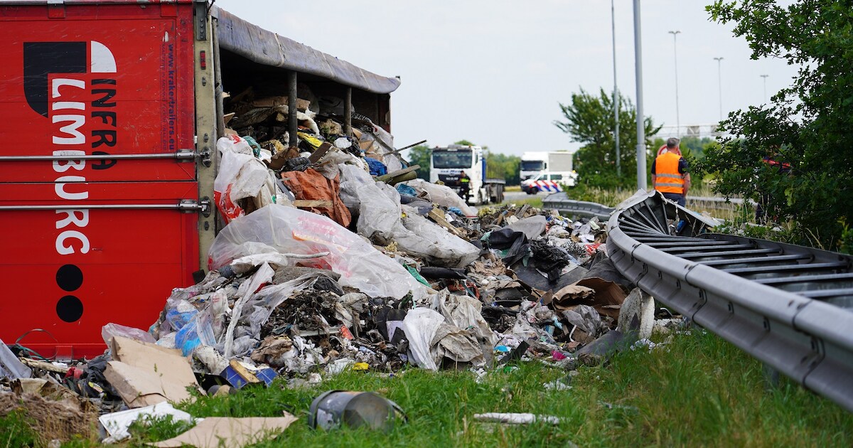 Vrachtwagen vol afval gekanteld op de A58, weg helemaal afgesloten.