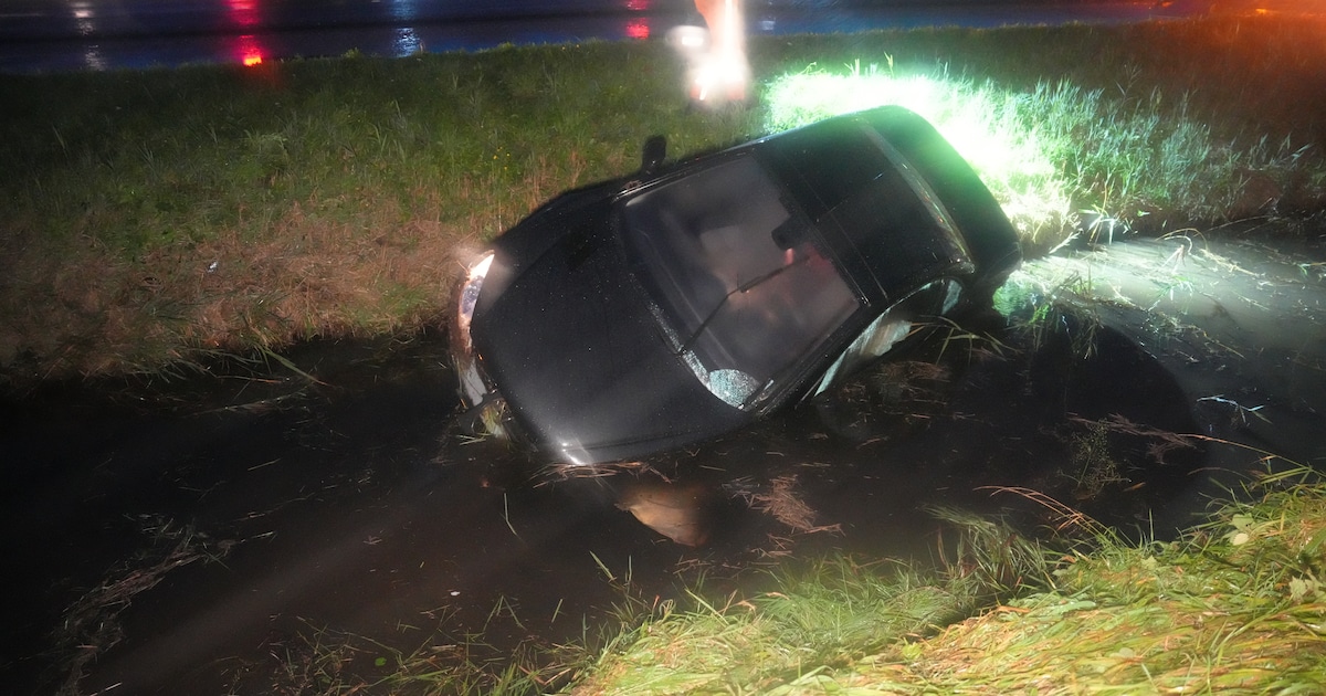 Ongeluk op de A28 bij Rouveen: auto belandt in de sloot.
