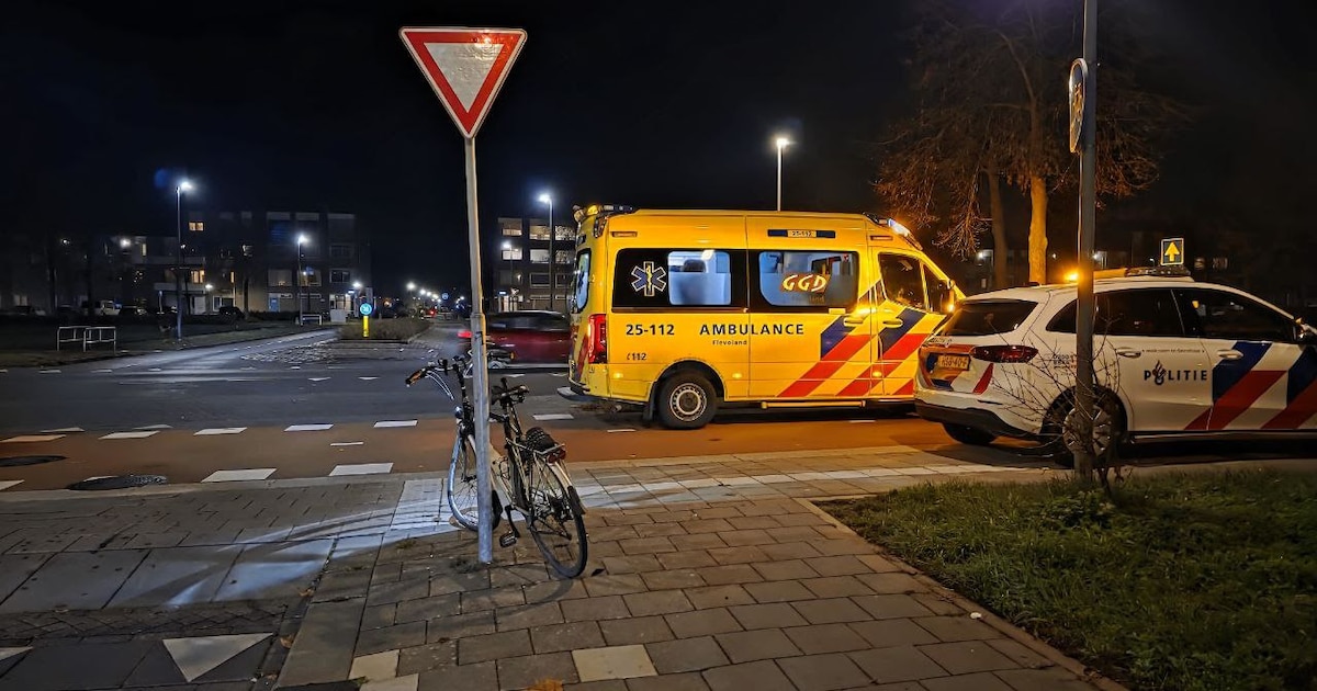 Fietser naar het ziekenhuis na botsing in Almere