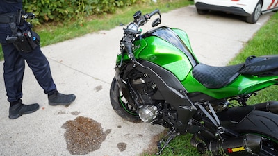 Motorrijder crasht in Lelystad, springt op bootje en verdwijnt