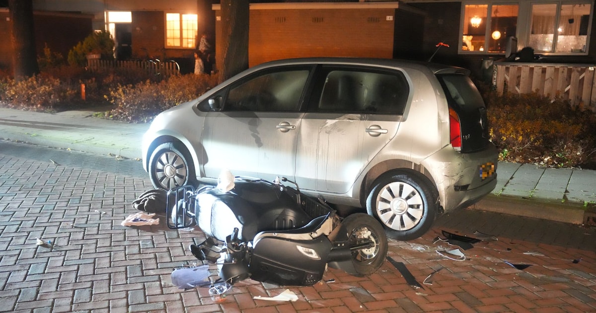 Scooter botst op geparkeerde auto in Meppel: schade is groot