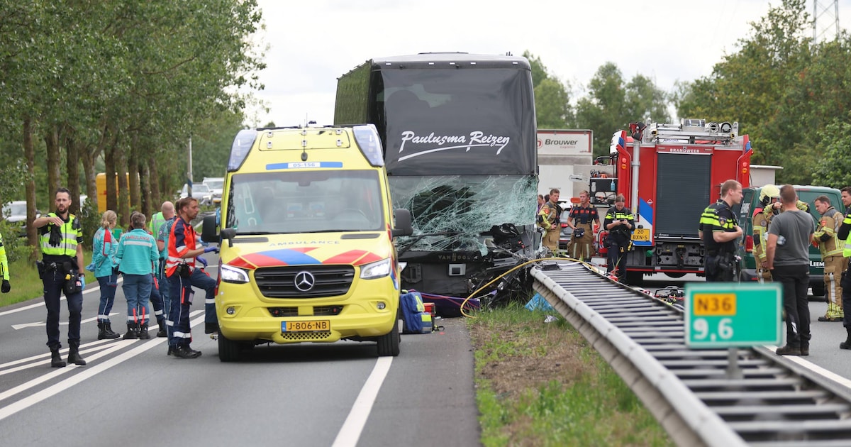 Zwaar ongeval op de N36 met touringcar: een dode, chauffeur zwaargewond