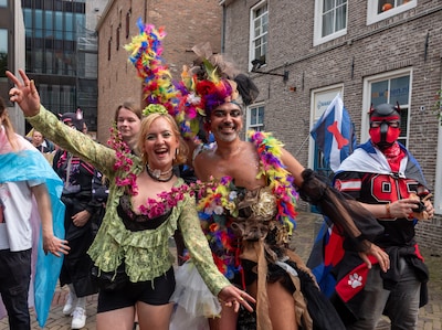 Zelfgemaakte borden en dit keer geen protest tegen het protest: dit is de nieuwe Pride Mars in Zwoll