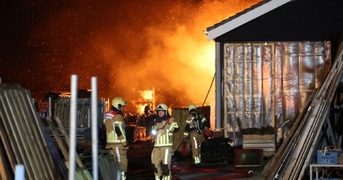 Brand vernietigt loods houthandel in Willemsoord, asbest alleen op eigen terrein neergeslagen