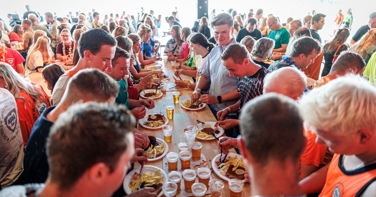 Zo zag het Volksfeest Buurse er dit jaar uit: patat en een schnitzel tijdens Mallorca Party