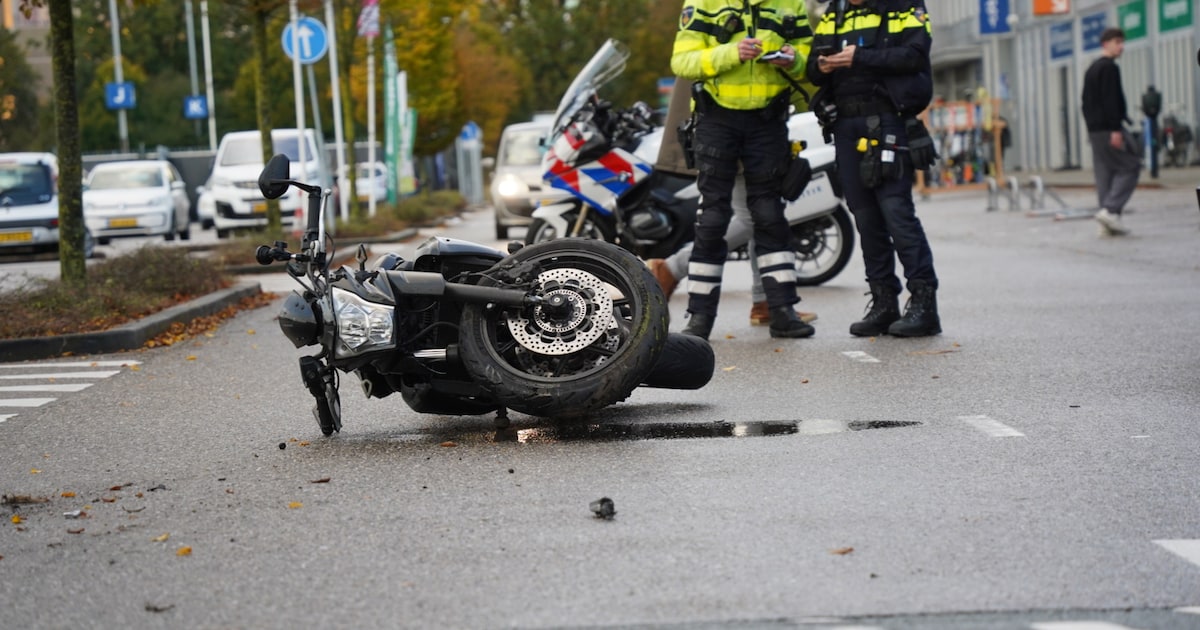 Motorrijder raakt gewond bij botsing met auto naast stadion van PEC Zwolle.