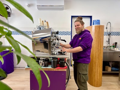 In de vroege ochtend een espresso voor 1 euro: een kijkje in Yuri’s nieuwe koffiezaak in Zwolle