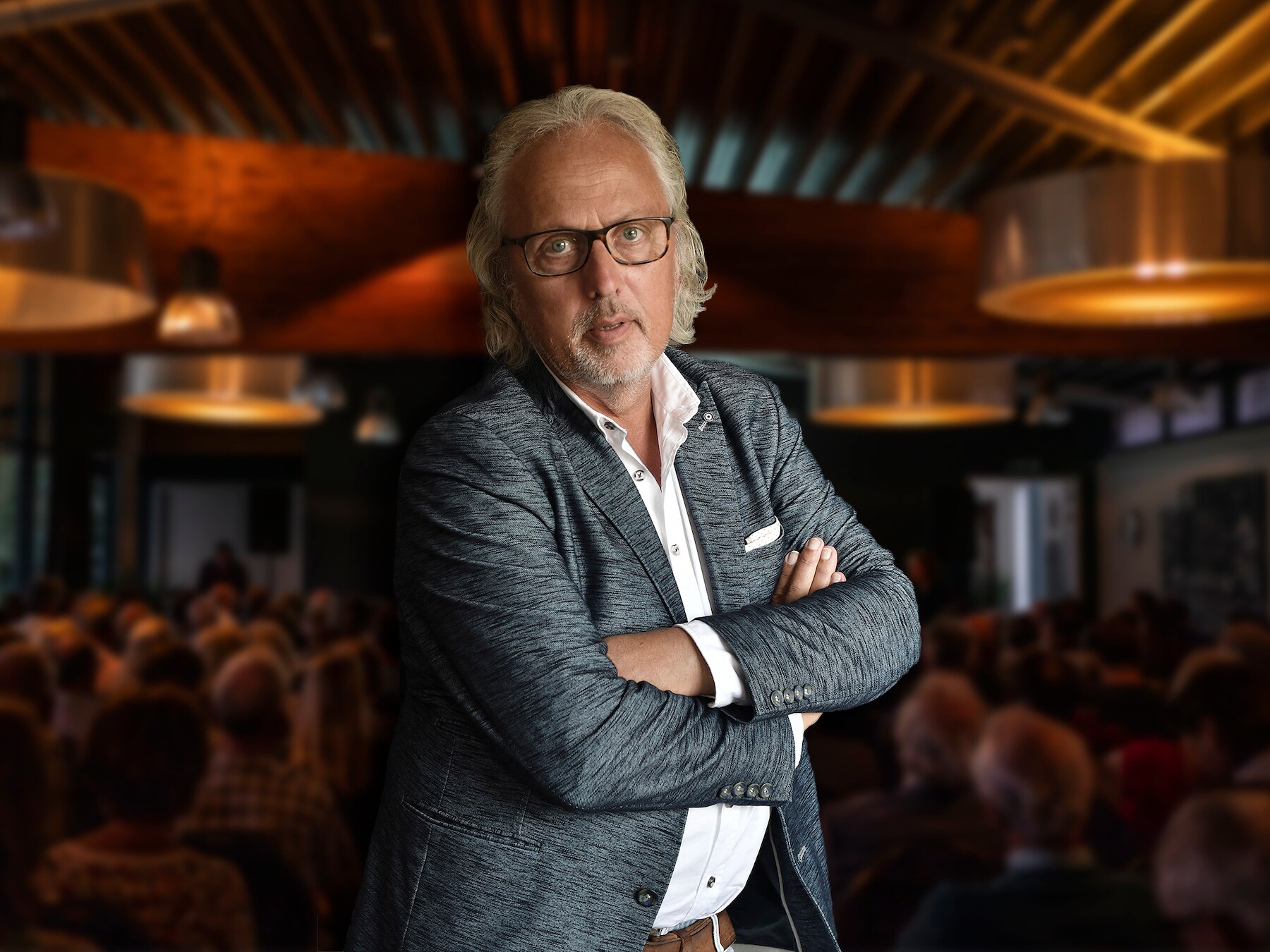 Ik schopte je nog onder de tafel tegen je benen, maar mevrouw kon zich weer eens niet beheersen