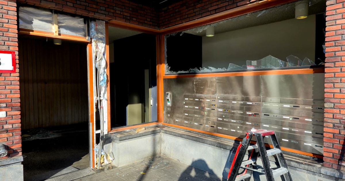 Explosie bij ingang van appartementen aan het Witte de Withplein in Amsterdam