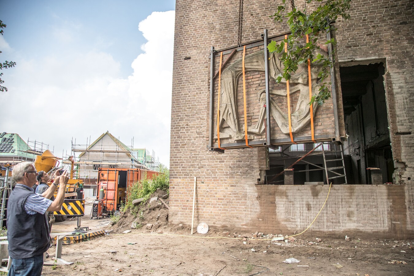Gat in de muur, kunstwerk gered.