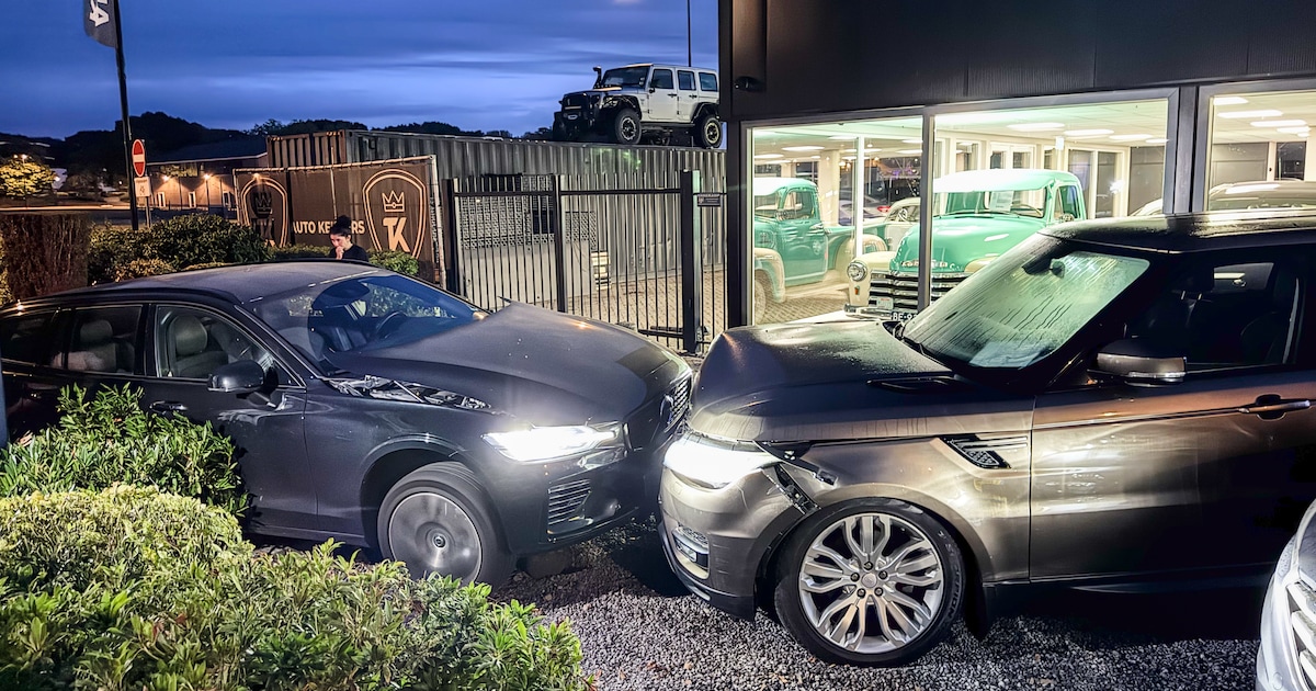 Man mist bocht en raakt Range Rover bij exclusieve autohandel in Apeldoorn