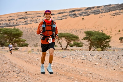 Boetie (27) voltooit zwaarste ultramarathon ter wereld: 270 kilometer door de Sahara