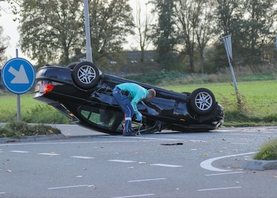 Auto belandt op de kop na aanrijding bij Aadorp