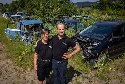 Tussen beek en bedrijventerrein ligt een bizarre file van autowrakken: na 63 jaar trekt Jeroen de st