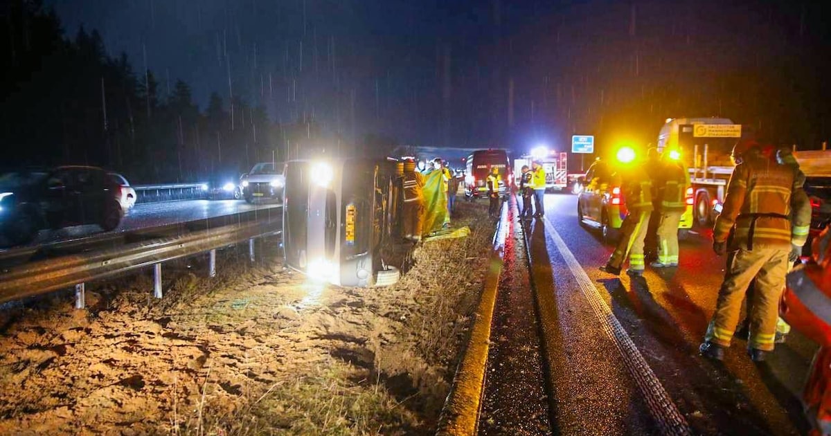Gekanteld busje zorgt voor flinke hinder op snelweg bij Apeldoorn
