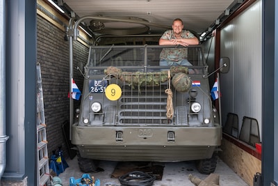 Speciaal voor zijn legervoertuig uit 1953 bouwde Renzo bouwde zijn garage op maat