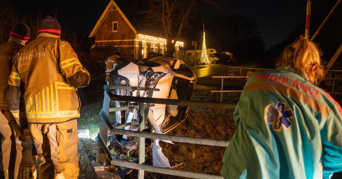 Auto belandt op z’n kant in Schalkhaar, maar net niet in het water: bestuurder komt met de schrik vr