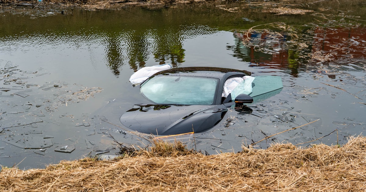 Auto bijna volledig kopje onder in Zeewolde: bestuurder redt zichzelf