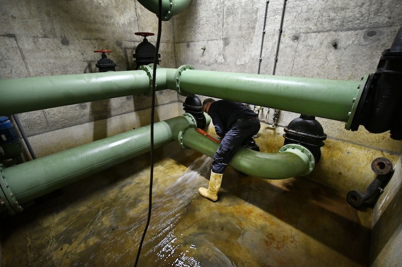 Een technicus van Vitens spoelt een waterkelder schoon na een verontreiniging.
