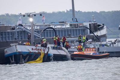 Binnenvaartschip botst op pijler Hollandse Brug bij Almere en dreigt te zinken