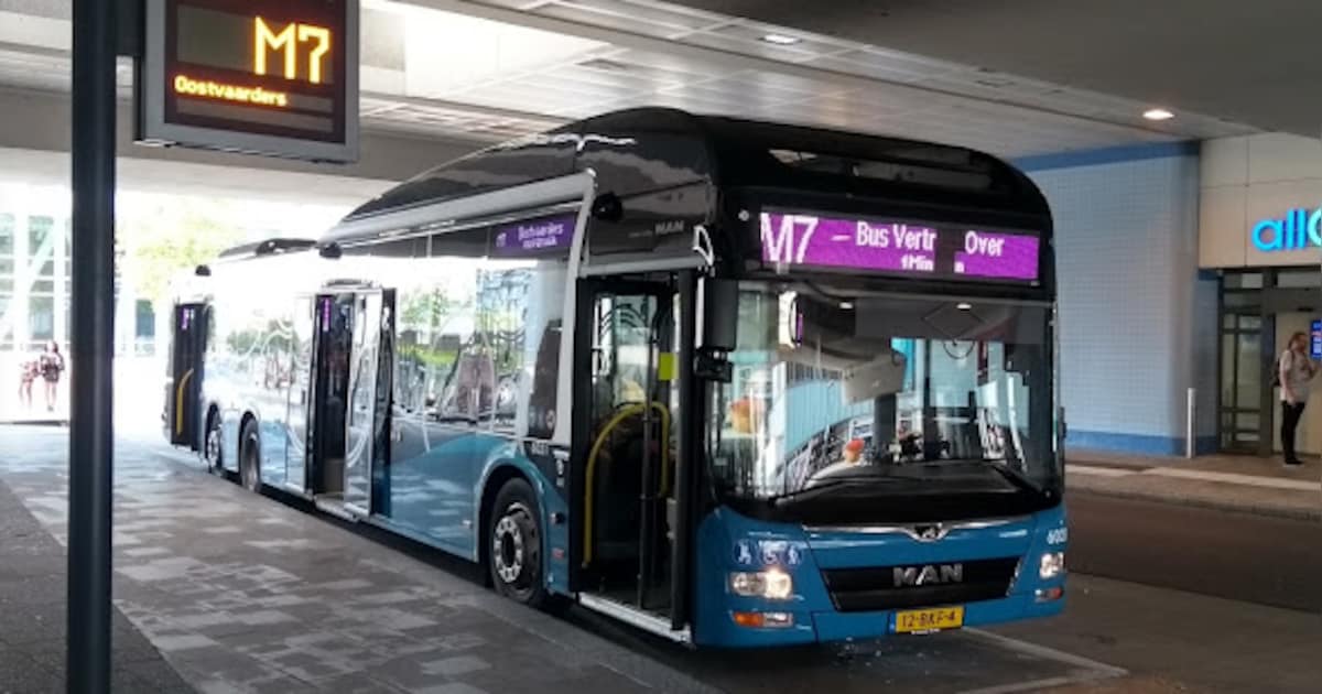 Jongeren gooien vuurwerk in stadsbus Almere, vrouw raakt gewond aan haar gezicht